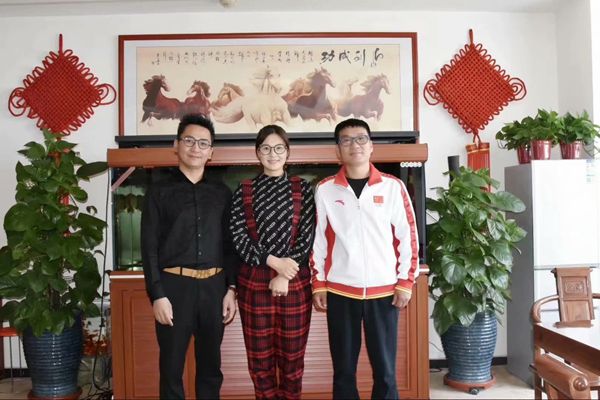 北京雙奧集團(tuán)尤小龍總裁、中國著名戲歌雙棲明星、66國選美國際皇后王光姣與易視界陶總合影