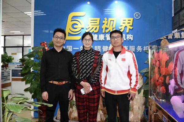 北京雙奧集團(tuán)尤小龍總裁、中國著名戲歌雙棲明星、66國選美國際皇后王光姣與易視界陶總合影
